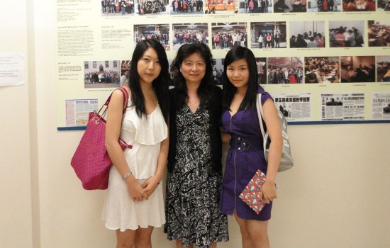 2011年被哈佛大学录取的Linda Zhang 和Lydia Ding奥校给家长和孩子们做关于美国大学申请的讲座，并为ORBIS筹款